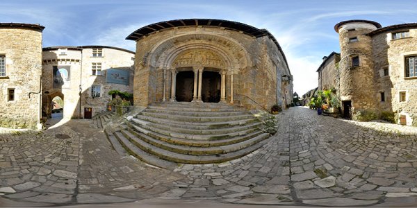 Portail du prieuré Saint-Pierre à Carennac