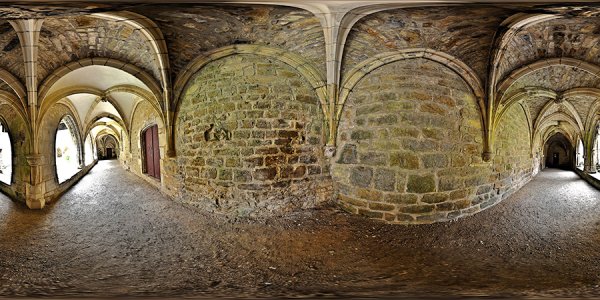 Couloir et intérieur du cloître de Carennac 