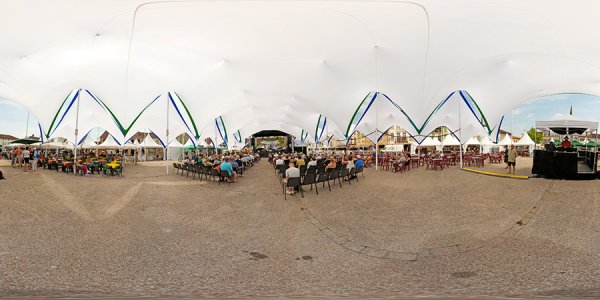 Sous le chapiteau du festival off à Marciac