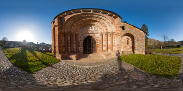 Le portail de l'église Saint-Hilarian-Sainte-Foy de Perse