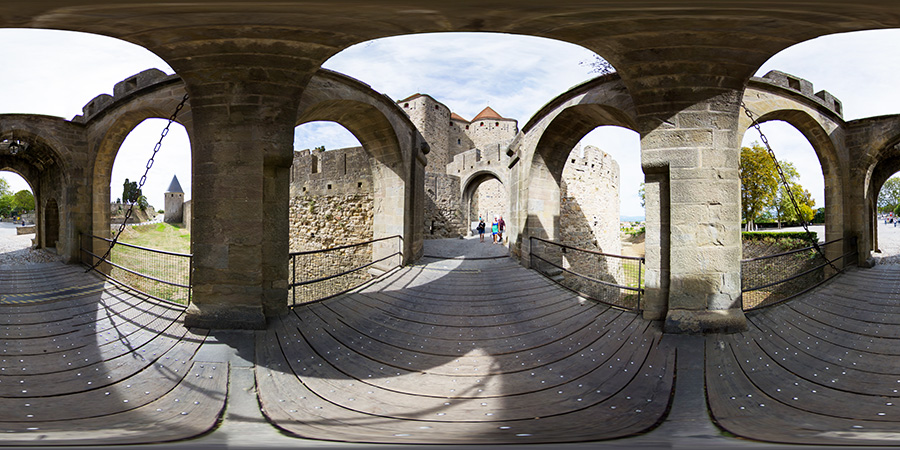 barbacane Saint-Louis devant la porte Narbonnaise de la Cité de Carcassonne en panorama 360