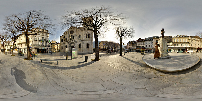 Monument aux morts et place de Luchon