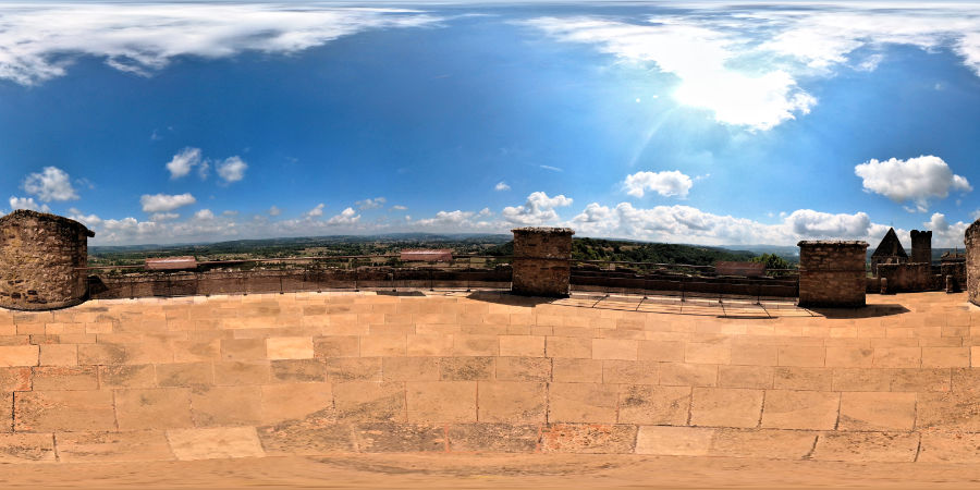 Sur la tour Nord-Est du château de Castelnau-Bretenoux